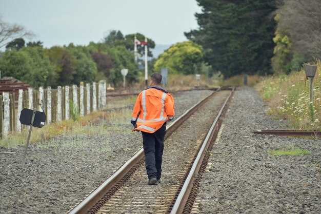 Les origines de l'image de traverser la route en courant devant un train en rêve