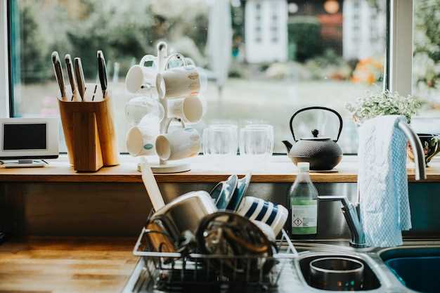 Les rêves de table sale avec de la vaisselle dans les différentes phases de la vie