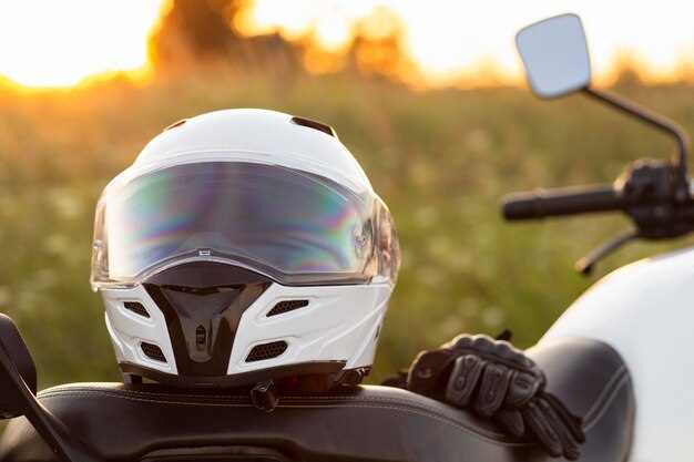 La signification du casque de moto lorsqu'il est endommagé dans un rêve