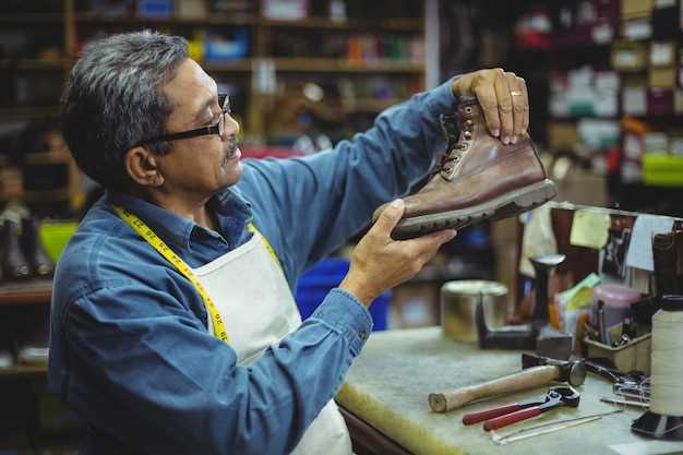 Quelle signification peut avoir l'essai de nouvelles bottes dans le magasin en rêve ?