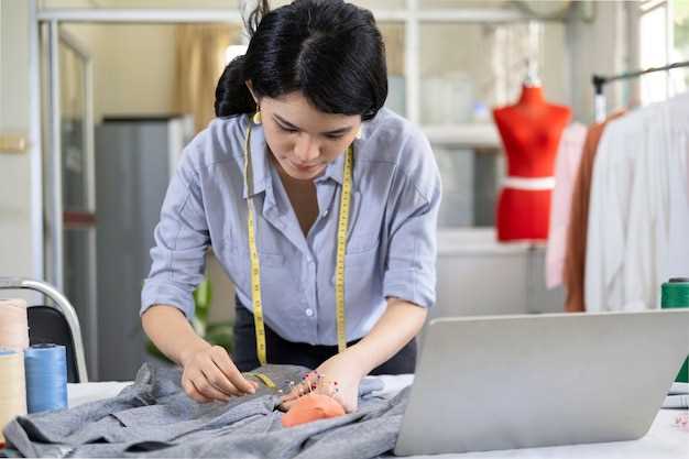 Quelle signification a l'essai d'un tailleur rouge pour femme en rêve ?