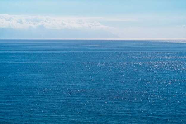 Interprétation psychologique de la mer bleue calme en rêve