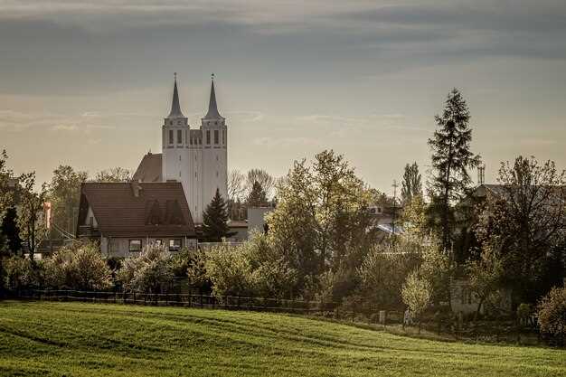 L'ancienne église vue de l'extérieur en rêve