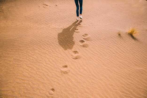 Marcher sur le sable avec des chaussures en rêve : quelle signification ?